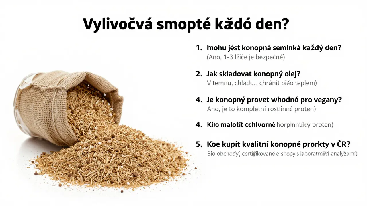 Kulhá plná smoothie s přidanými konopnými semínky a ovocem